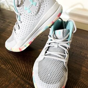 Youth Basketball Sneakers, size 4.5